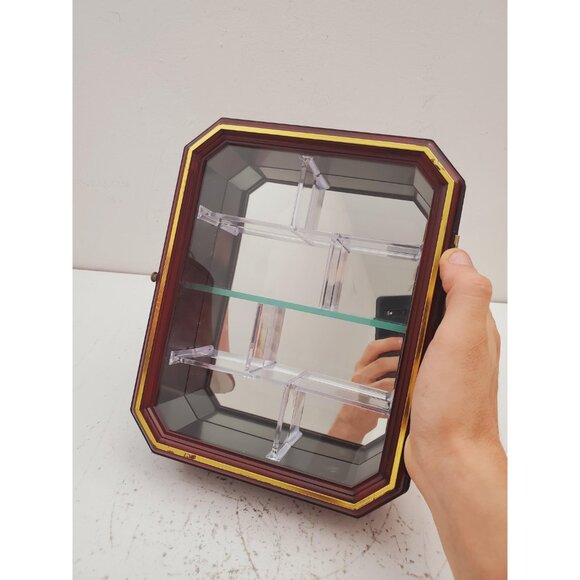 Display cabinet / mahogany / gold corner accents / glass shelf / mirror back / - Picture 3 of 10